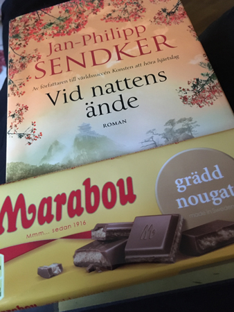 Boken Vid nattens ände och Marabou gräddnougat Boken Vid nattens ände och Marabou gräddnougat