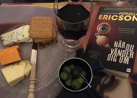 Ostassiett med kex o oliver vin samt När du vänder dig om