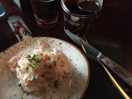 Räkor på rågbröd Churchill Arms