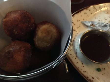 Friterad ädelost och dip Churchill Arms