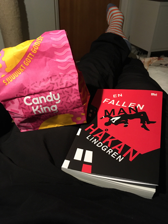 Godispåse och boken En fallen man