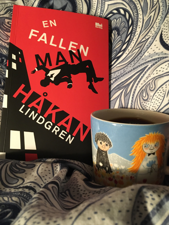 Boken En fallen man och kaffe på sängen