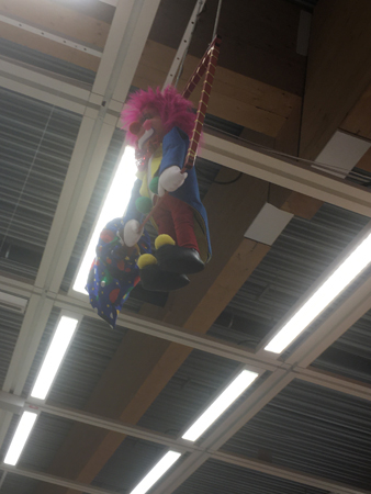 Clown i taket på ICA Maxi Gnista
