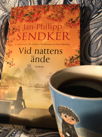 Boken Vid nattens ände och kaffe på sängen