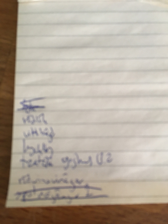 Mitt suddiga foto av handlingslappen