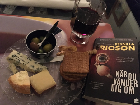 Ostassiett med vin och boken När du vänder dig om
