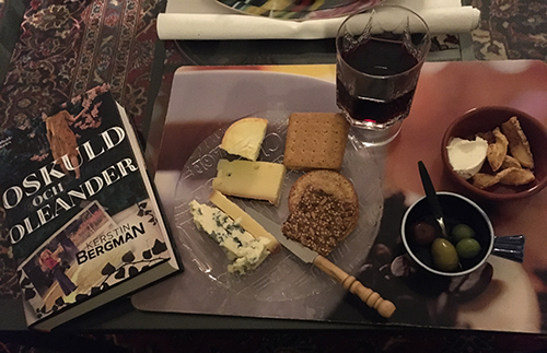 Boken Oskuld och oleander samt osttallrik och vin