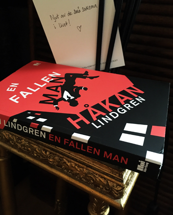 En fallen man och kortet Njut av de små sakerna i livet