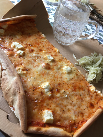 En halv Quattro fast en sorts ostpizza från Durango