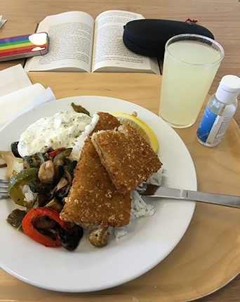 Fisk med sås och ris och citrondryck samt bok