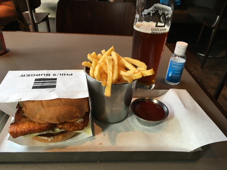 Halloumiburgare och öl på Phils