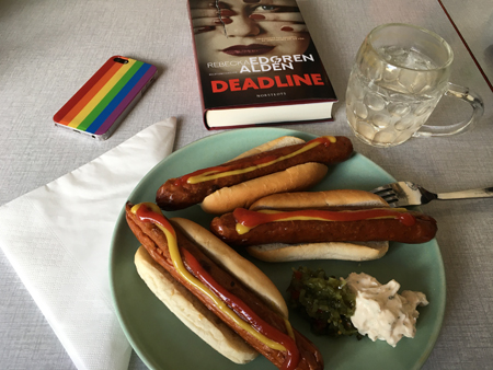 Kycklingkorv med bröd räksallad bostongurka vatten och boken Deadline