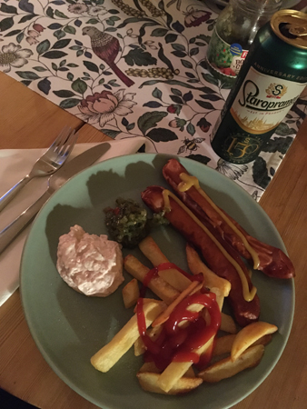 Kycklingkorv pommes och öl