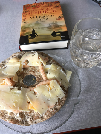 Lunch knäckemacka med ägg ost kaviar vatten boken Vid nattens ände