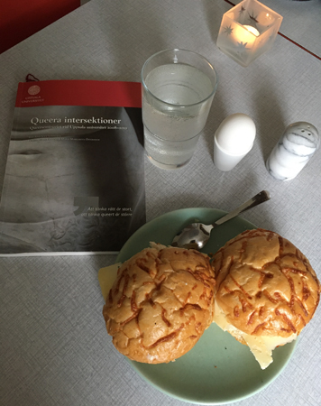 Lunch med ostfrallor ägg vatten och bok