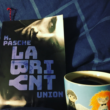 Boken Labyrint och kaffe på sängen filter