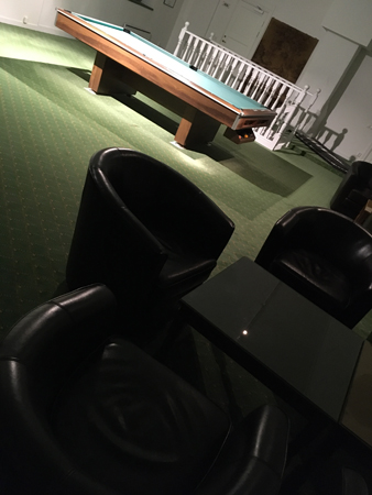 Biljardbord och clubfåtöljer utanför mitt rum i Söderfors