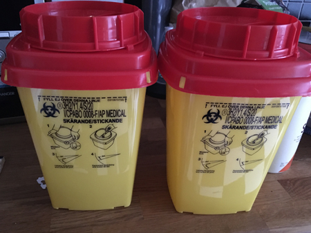 Behållare för sprutor och kanyler