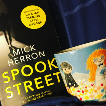 Boken Spook street och kaffe på sängen