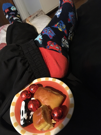 Halloweenfika med ilskna katter på strumporna