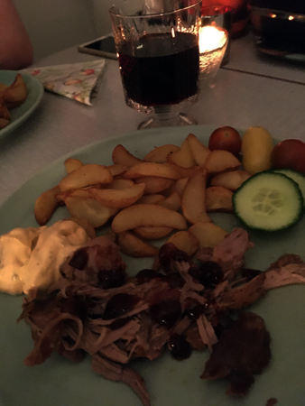 Pulled turkey med tillbehör och vin