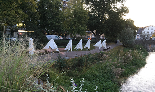 Spöken eller parasoller längs med ån