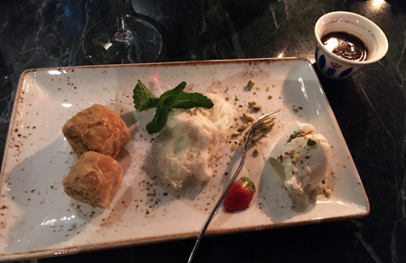 Baklava med spunnet socker glass och kardemummakaffe Byblos