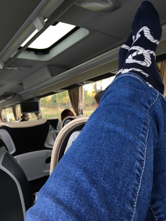 Ben och fötter upp i bussen