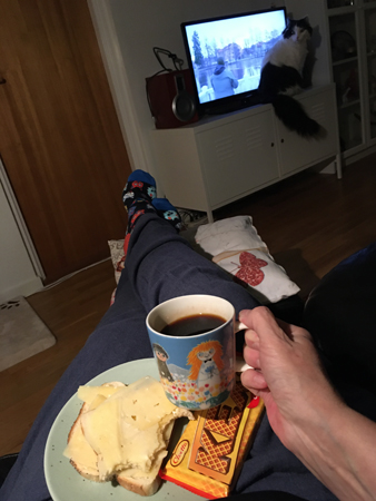 Kvällsmackor kexchoklad och Lucifer framför TVn