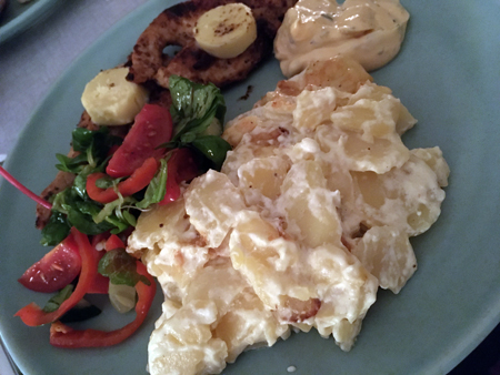 Stekt kyckling potatisgratäng grönsaker vitlökssmör sås