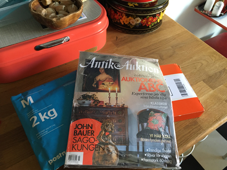 Blått paket Antiktidningen och orange paket till mig