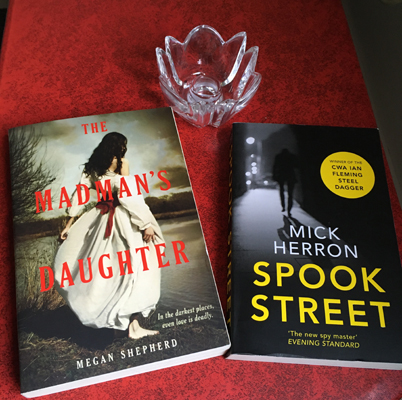 Orreforsljusstake och böckerna The Madmans daughter o Spook street