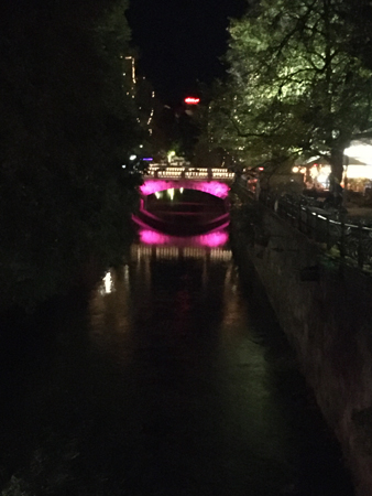 Upplyst bro över Fyrisån