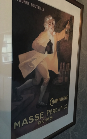 Kvinna med vin tavla i Söderfors