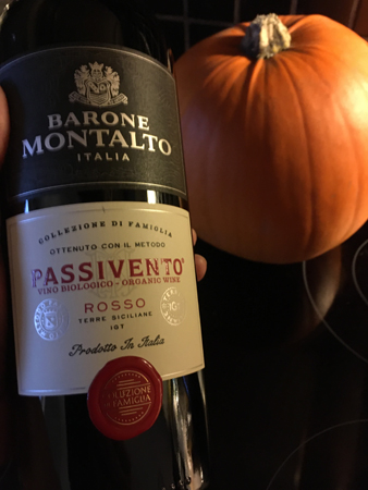 Barone Montalto Nero d'Avola Passivento 2019 och en pumpa
