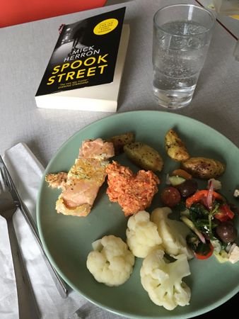 Diverse rester till lunch lax potatisklyftor paprika- och fetaoströra blomkål sallad Diverse rester till lunch lax potatisklyftor paprika- och fetaoströra blomkål sallad