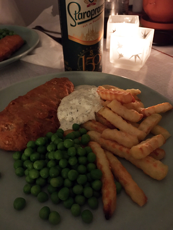 Fish n chips ärtor hemgjord remouladsås öl