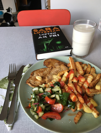 Kyckling pommes grönsaker mjölk och Mini i bakgrunden Kyckling pommes grönsaker mjölk och Mini i bakgrunden