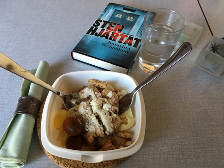 Kycklingpastalunch med boken Stenhjärtat