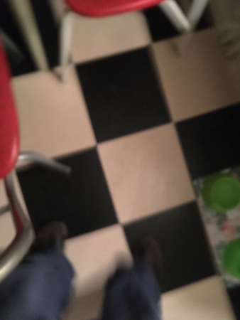 Oskarp bild på mina ben och köksgolvet