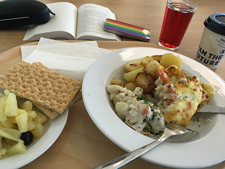 Ostgratinerad fisk med tillbehör