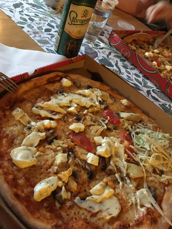 Pizza Favorit från Gamla Uppsala Foodcourt och Staropramen