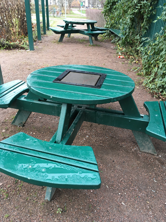 Blött på bänkar och bord i Höganäsparken