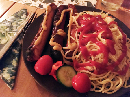 Kycklingkorv och spaghetti