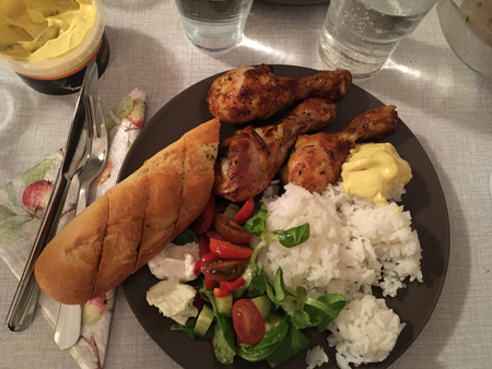 Kycklinglår med ris såser grönsaker och bröd