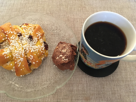 Saffransbulle och nougat till kaffet