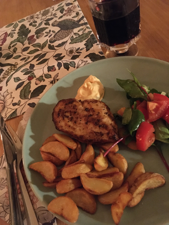 Stekt kyckling potatisklyftor sallad sås vin