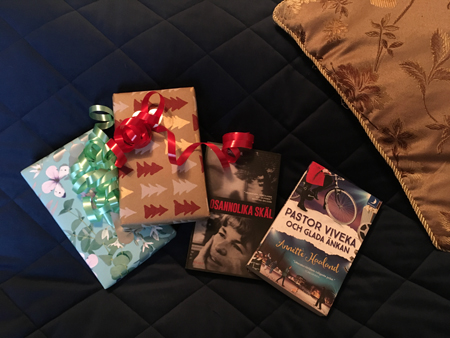 Två paket och två pocketböcker