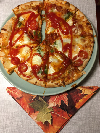 ICAs pizza med ketchup och höstservett