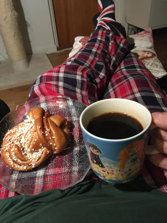 Kvällsfika i pyjamasbyxor